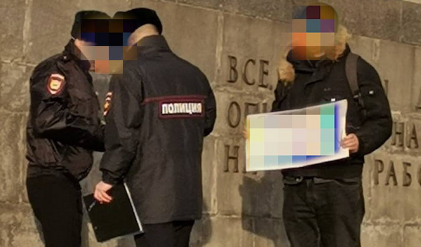 В Екатеринбурге мужчина вышел на одиночный пикет, чтобы получить грин-карту в США