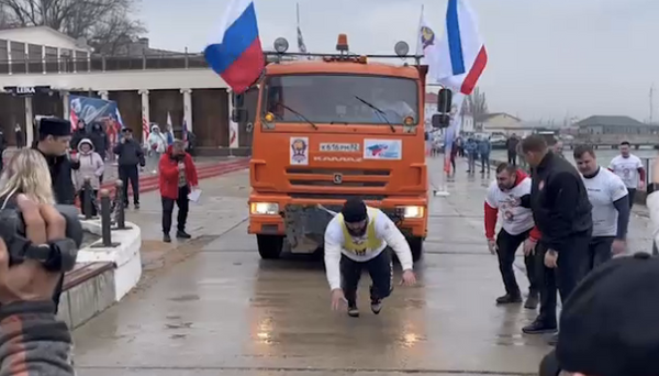 Крымские силачи протащили 11-тонный КАМаз по керченской набережной в честь 10-летия воссоединения полуострова с Россией