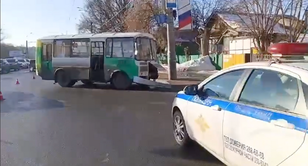 Маршрутка с пассажирами влетела в столб в Нижнем Новгороде