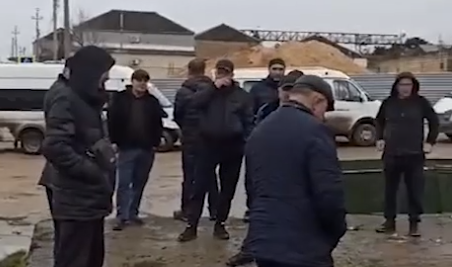 Водители маршруток вышли на забастовку в Дербенте из-за убитых дорог