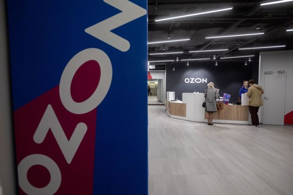 Сотрудник Ozon набросился на клиента и разорвал ему ухо