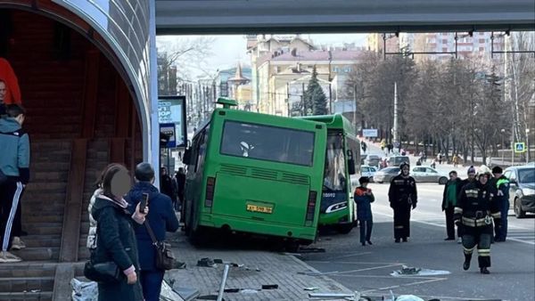 В центре Курска автобус влетел в остановку, пострадали 10 человек