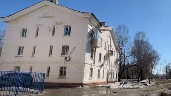 Потолок может рухнуть в квартире многодетной семьи из Хабаровска