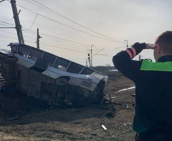 Поезд снёс рейсовый автобус на переезде в Ярославской области, есть погибшие