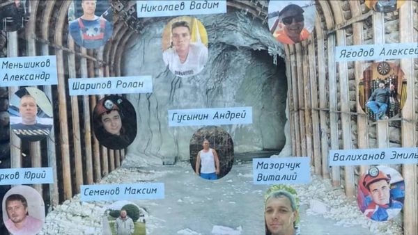 На месте трагедии на руднике "Пионер" появился стихийный мемориал