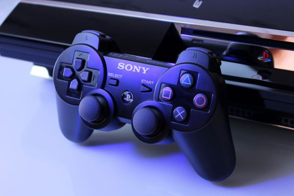 Пенсионера из Липецка, задержанного за взлом Sony PlayStation 3, подставила школьница
