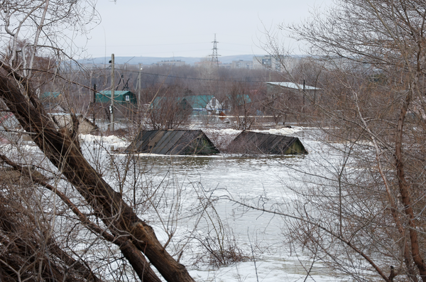 В пригороде Орска новый прорыв дамбы