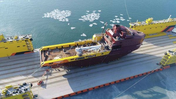 Ледовое судно "Катерина Великая" загорелось на заводе во Владивостоке