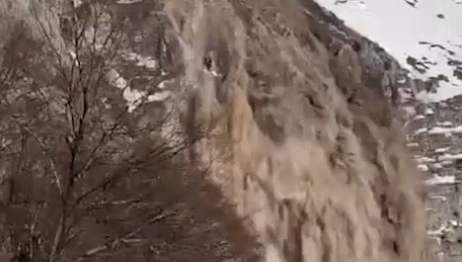 Лавина из грязи, снега и камней сошла в районе горного массива Фишт