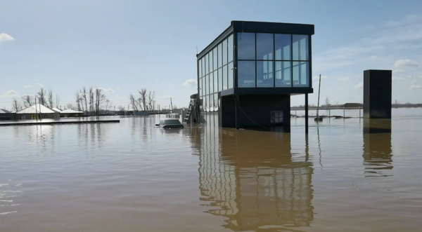 Вода полностью затопила коттеджный посёлок Дубовый Плёс в Оренбурге