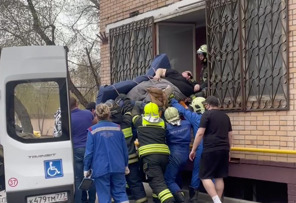 В Москве сотрудники МЧС вытащили через окно 300-килограммового мужчину