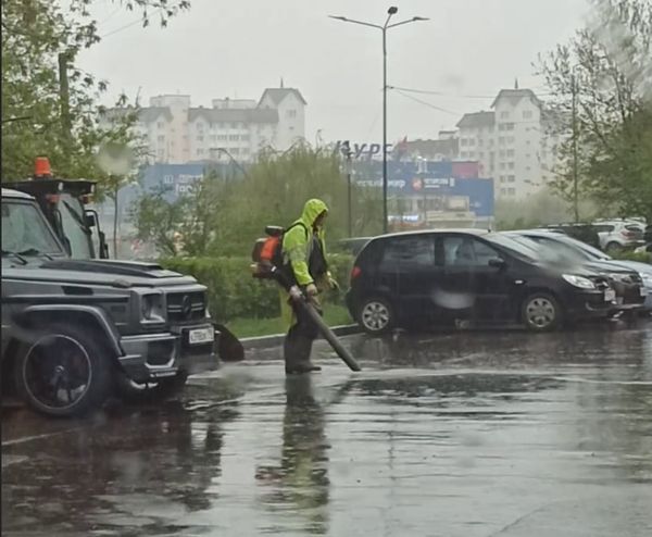 В подмосковном Видном засняли работника ЖЭКа, разгоняющего лужи в дождь