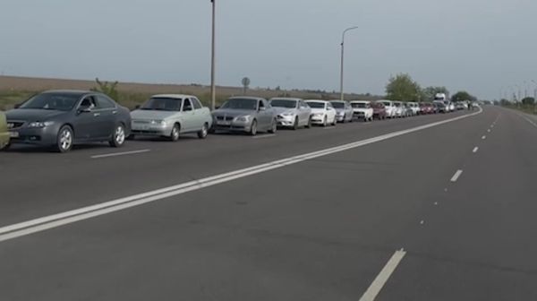 В очереди на Крымском мосту стоит около 700 машин