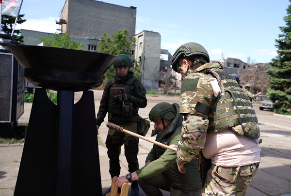 В Авдеевке у памятника "Подвигу летчиков-земляков" зажгли Вечный огонь