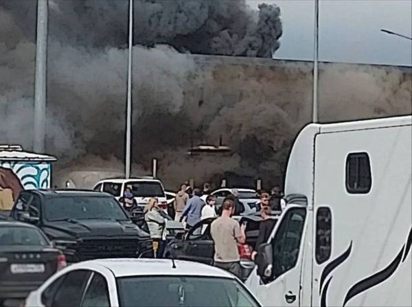 В Минводах загорелось здание рядом с аэропортом