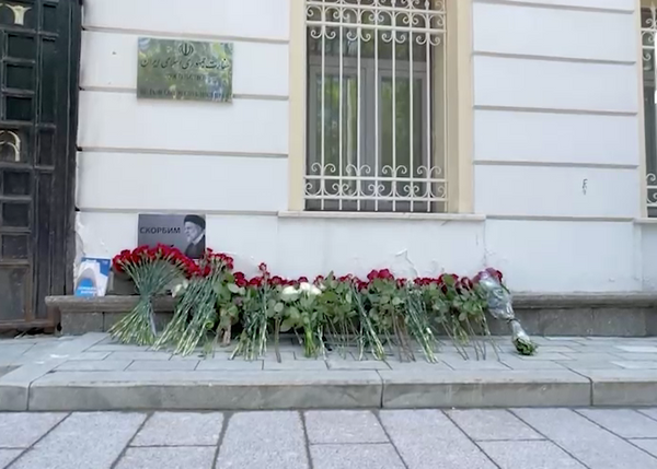 Москвичи пришли к посольству Ирана, чтобы возложить цветы в память о президенте Раиси