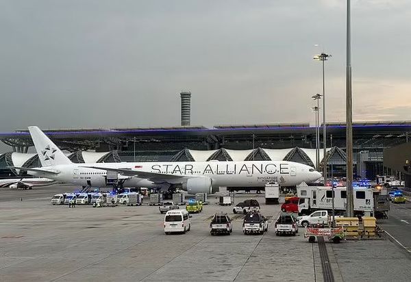 Пассажир рейса Singapore Airlines из Лондона в Сингапур погиб из-за сильной турбулентности