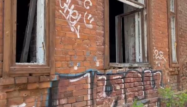 В Екатеринбурге андеграундные ребята устроили тусовку в заброшенном доме на Челюскинцев
