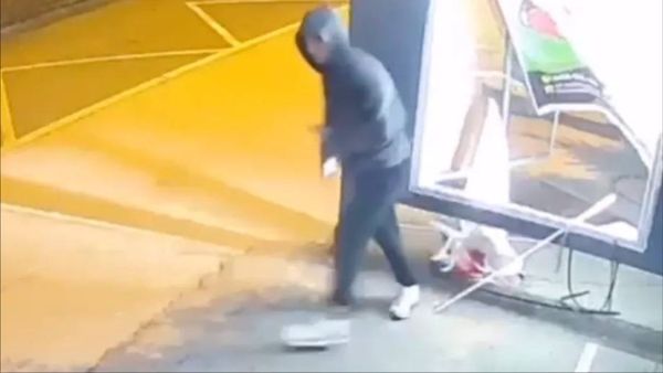 Дикаря, который разнёс остановку, ищет полиция Владивостока