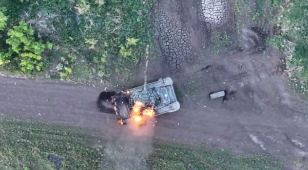 Mash показал видео подбитого украинского Т-80 между Артёмовском и Часов Яром