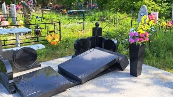 Вандал с палкой разнёс больше 70 надгробий в Иркутской области