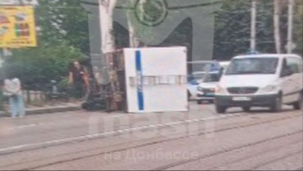 Автозак перевернулся в Донецке