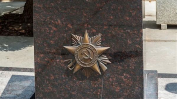 Вандал оторвал железную звезду с монумента "Ради жизни на земле" в Краснодаре