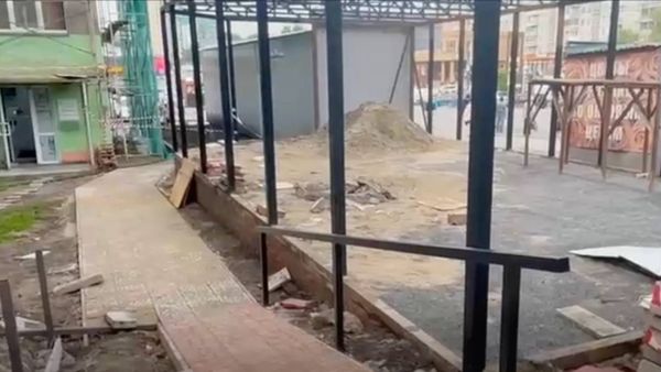 Остановку и карман разлучили в Новосибирске, а люди теперь ждут автобус под палящим солнцем