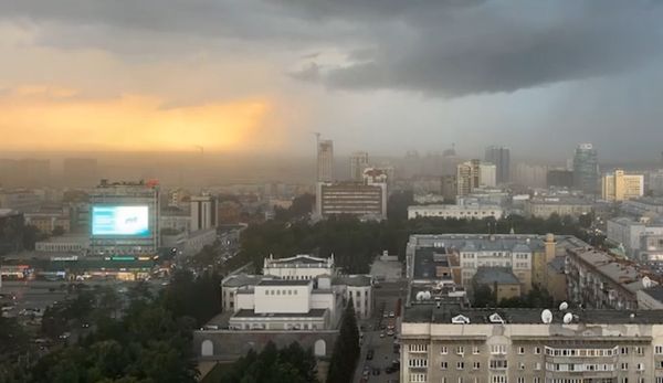 В Новосибирске началась буря и град