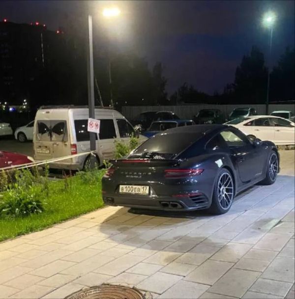 Жители подмосковного посёлка Отрадное залили краской Porsche солиста группы "Три дня дождя"