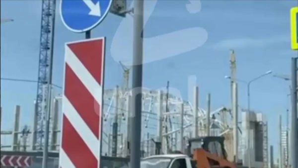 Кран рухул на перекрытия строящегося футбольного манежа в Челябинске