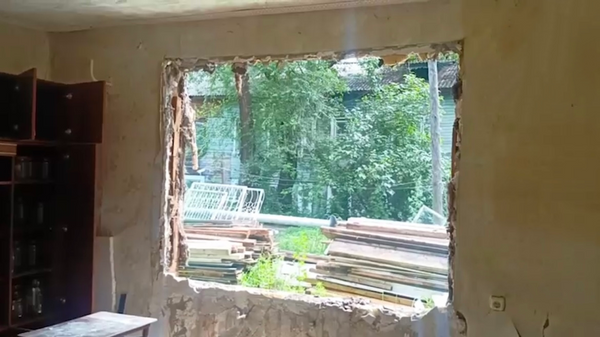 Хабаровчанка живёт одна в полуразрушенном бараке
