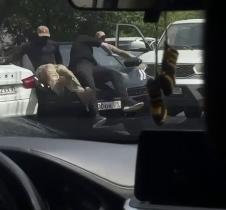 В Махачкале водитель на электрокаре сбил силовиков