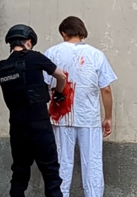 СМИ опубликовали видео, как полицейский в Киеве обливает кровью врача больницы "Охматдет"