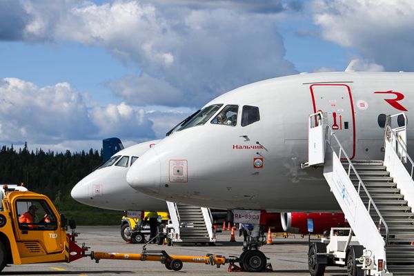 Superjet авиакомпании "Россия" час покружил над Северодвинском и вернулся в Архангельск