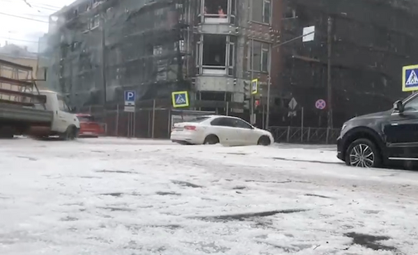В Казани прошёл дождь с градом и снегом: видео
