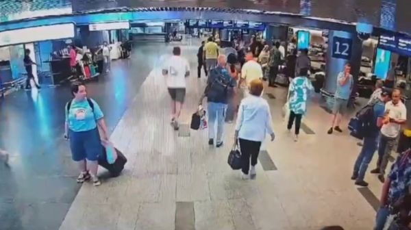 Момент нападения бойца ММА Александра Ларкина на пассажиров в аэропорту Внуково попал на видео