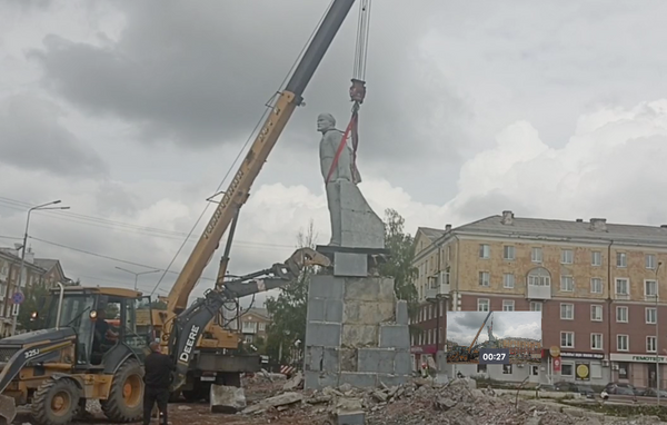 В Свердловской области больше семи часов пытаются снести памятник Ленину