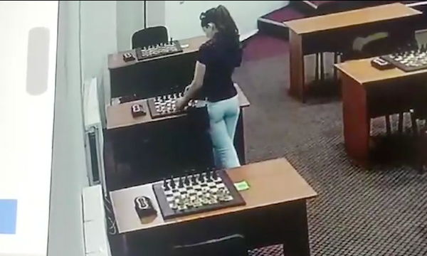 Участница первенства Дагестана по шахматам разлила ртуть на доске оппонентки