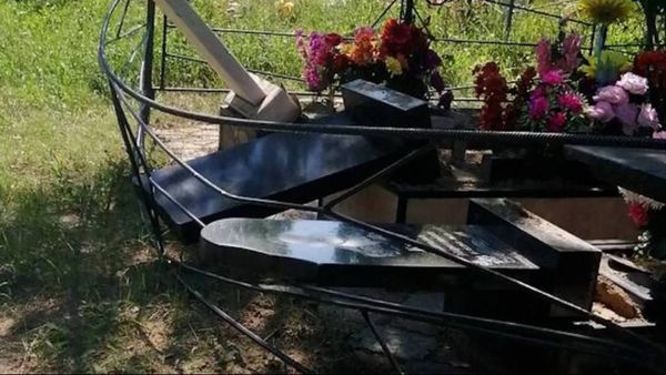 Вандалы разгромили памятники на кладбище в Зиминском районе