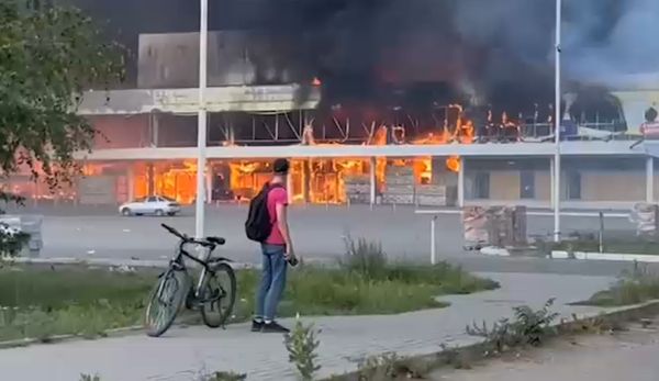 В Донецке после обстрела ВСУ загорелся ТЦ "Галактика"