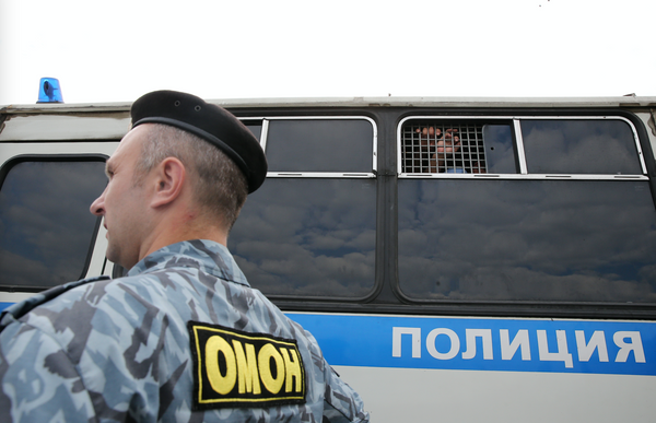 Полицейские и ОМОН пришли с рейдом в клуб в Москве после жалобы на раздачу листовок с рекламой донатов ВСУ