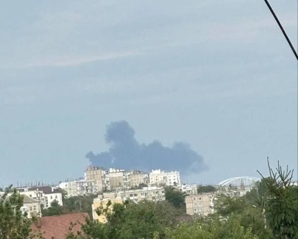 В районе порта "Кавказ" заметили столб дыма, жители сообщают о взрыве