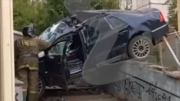 В Перми автомобиль залетел на бетонную лестницу