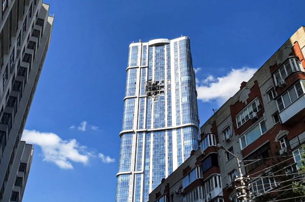 В Саратове беспилотник врезался в жилой дом: видео удара и все подробности