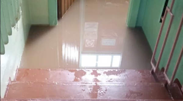 Дома уходят под воду и электричества нет в Охотском округе