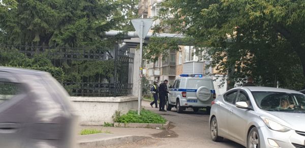 У школы №66 в Красноярске открыли стрельбу