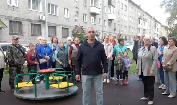 Люди в новосибирском многоквартирнике живут под тентом вместо нормальной крыши