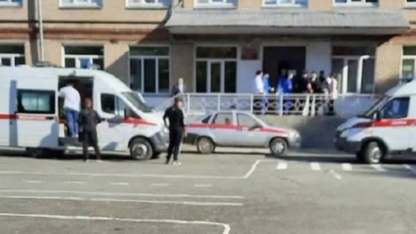 Замдиректора школы в Челябинске задержали после нападения ученика на одноклассников