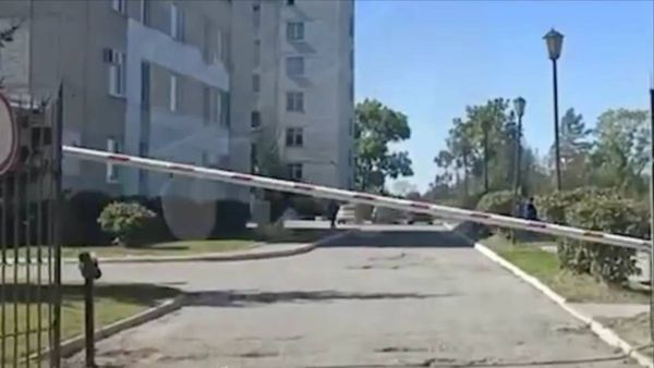 В больнице Хабаровского края вместо сломанных лифтов обновили шлагбаум